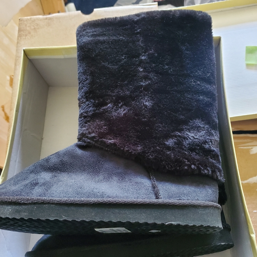 CHARLES ALBERT WOMENS UGG STYLE BOOTS MINT IN ORIGINAL BOX SIZE 6